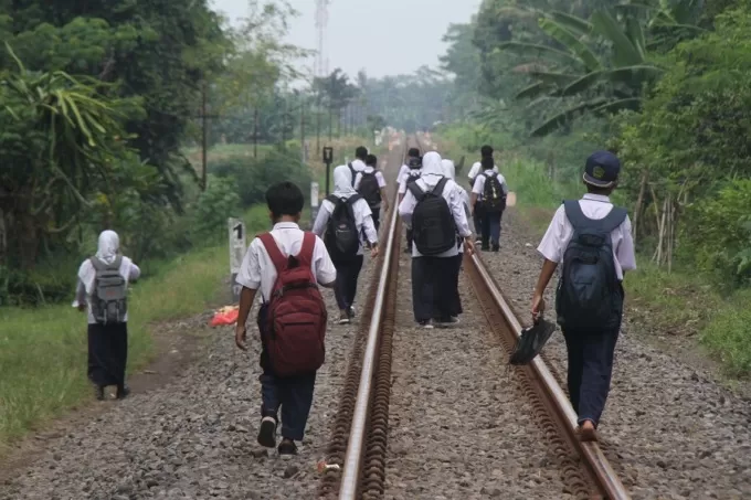 Sekolah di Atas Rel: Kelas Darurat untuk Anak Pengungsi Kereta Api