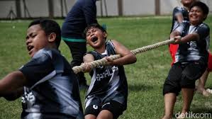 Wisata Olahraga Tradisional: Belajar Tarik Tambang dan Egrang di Desa